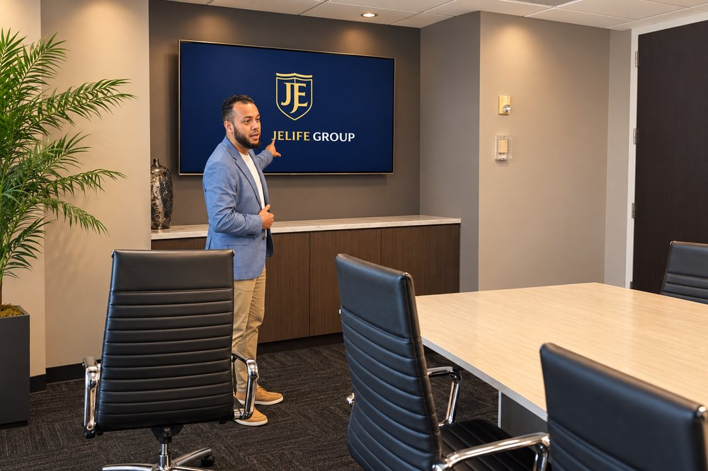 Euro Carrizo presentando en una capacitación de JELIFE GROUP